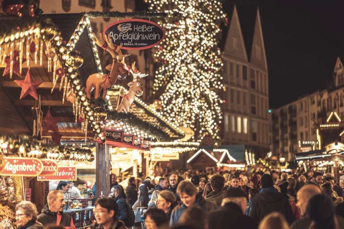 Photo de l'événement LE VILLAGE D'HIVER / Le Trompettiste au Village Gourmand à Place Anatole France