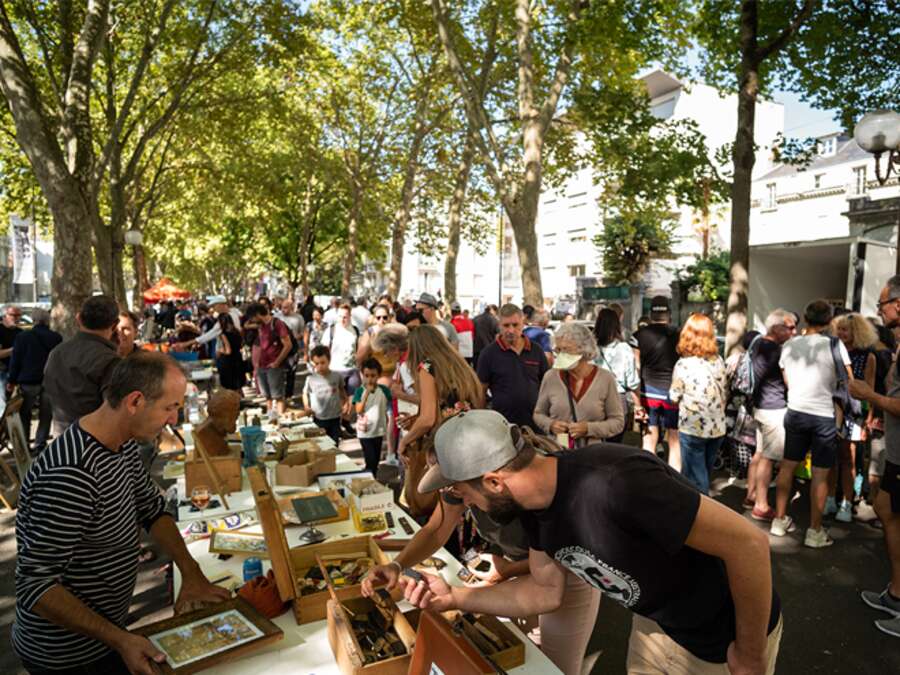 Illustration Brocante et antiquités - Avril