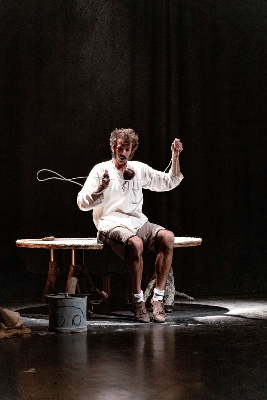 Photo de l'événement POÏ – Cia D'es Tro • Cirque d'objets et de toupies à Bords de Loire